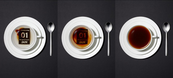Preparando té con hojas del calendario de té